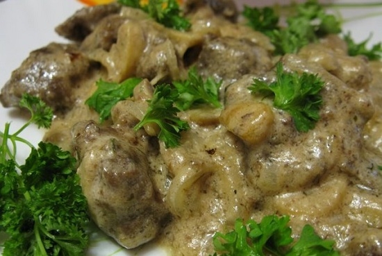 Печень говяжья, тушенная в сметане с шампиньонами