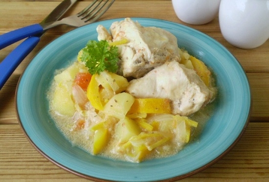 Куриное мясо, тушенное с овощами