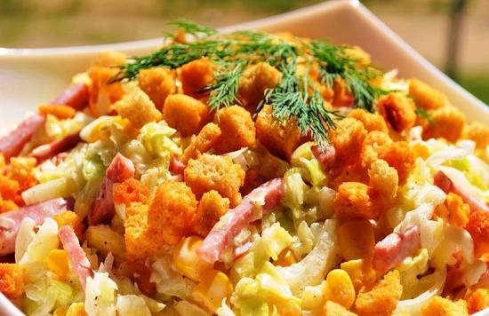 Салат с кириешками и копченой колбасой