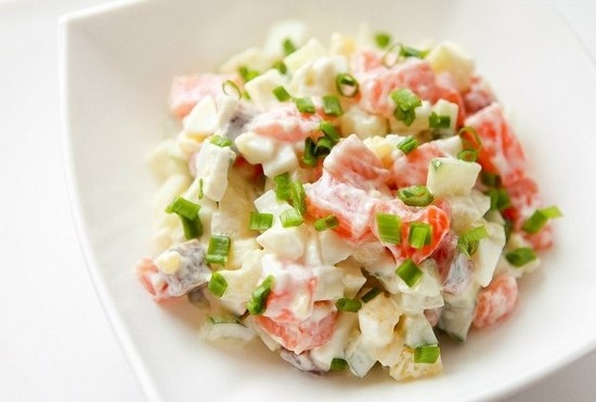 Салат с яйцами и огурцами