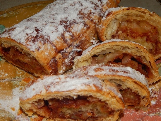 рулет из слоеного теста с яблоками и корицей