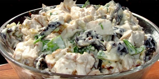 Салат из чернослива, курицы и грецких орехов