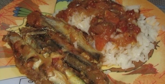 Мойва, тушенная с луком и морковью