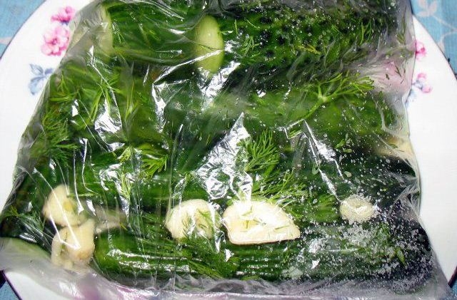 Быстрые малосольные огурцы: рецепт