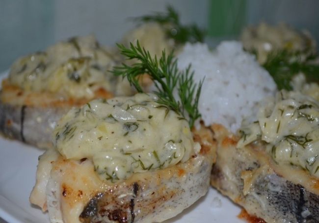 Пикша, запеченная в фольге с белым вином и сливками