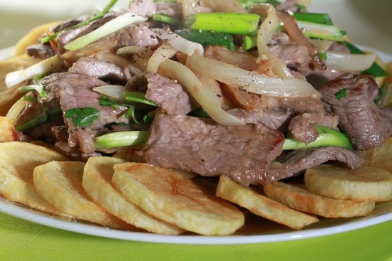Жареная картошка с говядиной на сковороде