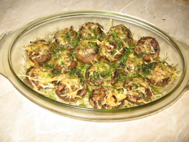Запеченные фаршированные шампиньоны с луком и картофелем