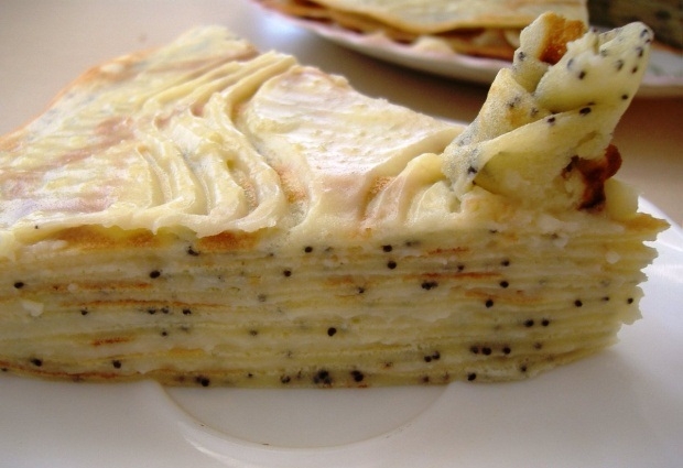 Блинный торт с ванилью и маком