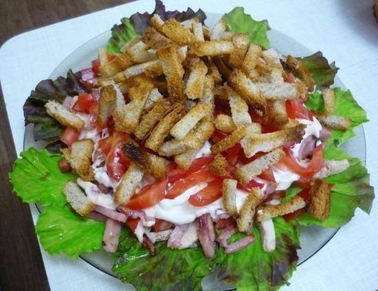 Салат с кириешками и копченой колбасой