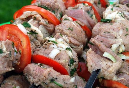 Как замариновать шашлык с овощами?