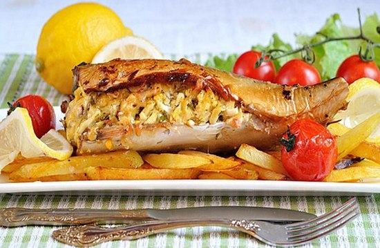 Скумбрия с помидорами и сыром
