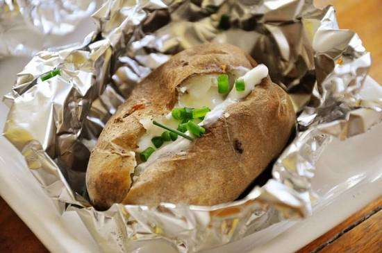 Запечённый в духовке картофель с сыром в фольге