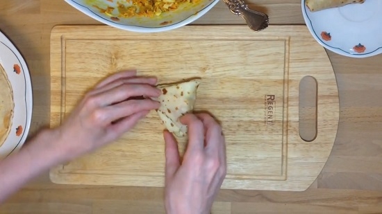 блины с мясной, рыбной или икорной начинкой
