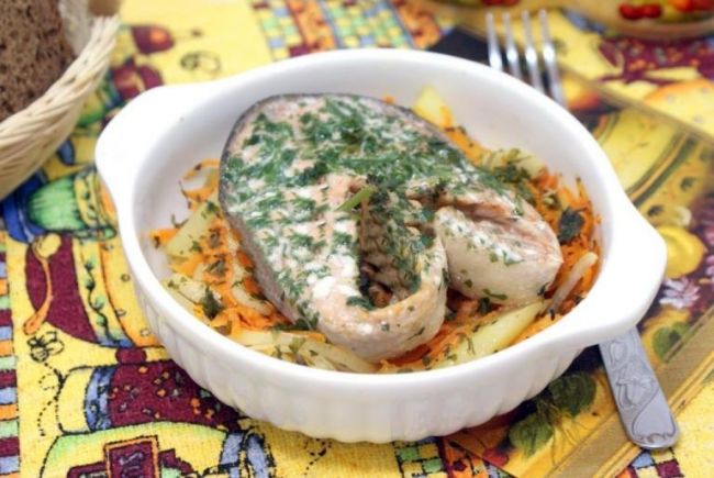 Кета, запеченная в духовке с овощами