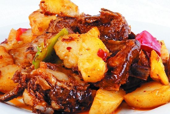 Говяжьи ребрышки, тушенные с картошкой