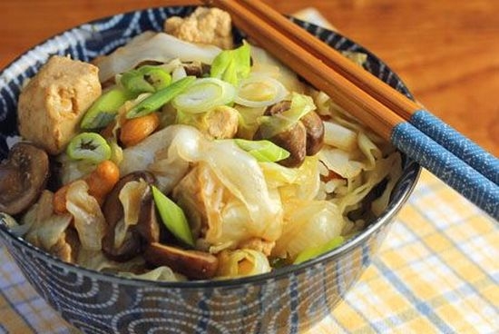 Тушеная капуста с грибами и курицей