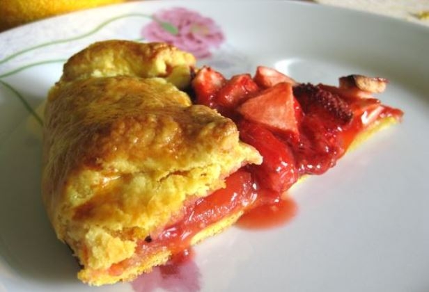 Пирог с клубникой и яблоками в мультиварке