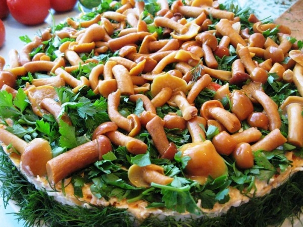 Салат с маринованными опятами и кукурузой
