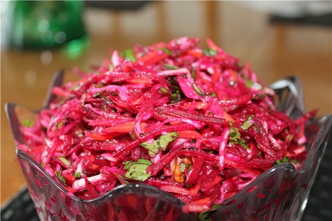 Маринованная капуста с чесноком, уксусом и свеклой