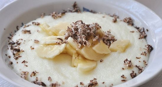 Вкусная манная каша на воде без комочков с бананом