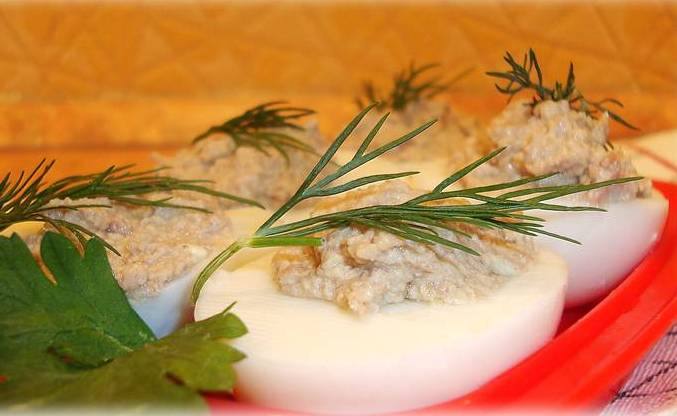 Фаршированные яйца печенью