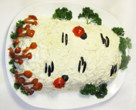 Салат Березка с черносливом и маринованными грибами