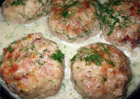 Куриные котлеты с сырной подливкой в духовке