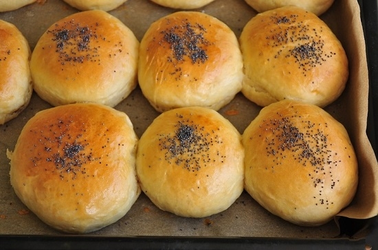 Выпекать булки нужно в духовом шкафу