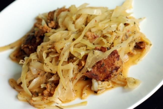 Квашеная тушеная капуста с сосисками