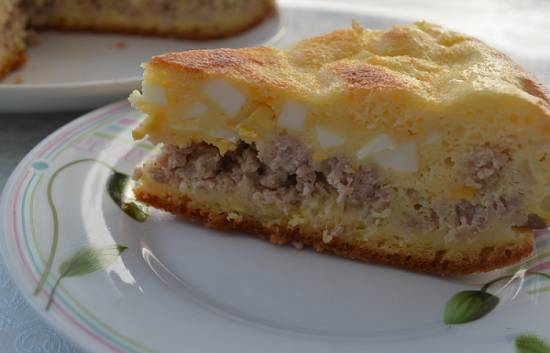 Подаем к столу пирог с мясной начинкой