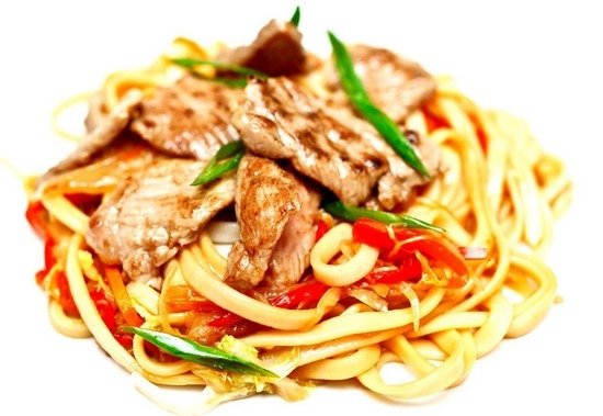 китайская лапша с курицей и овощами