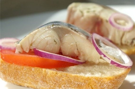 Скумбрия под маринадом с луком: рецепт