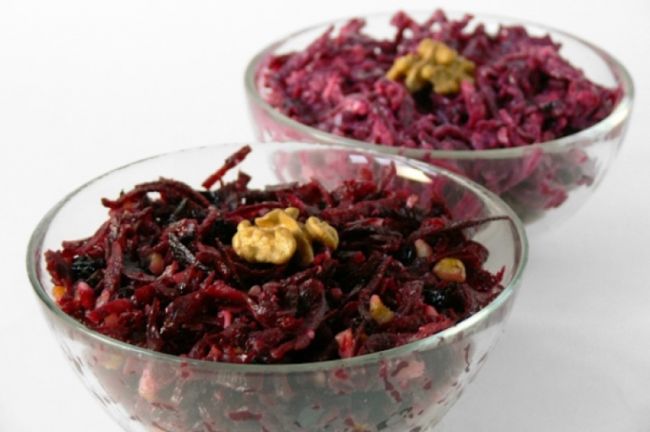 Пикантный салат из вареной моркови с черносливом