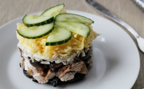Салат с курицей и черносливом и огурцом