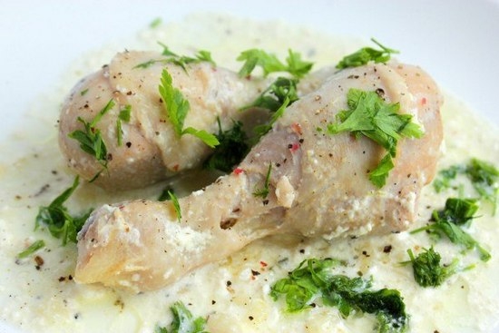 Курица в сметане на сковороде с чесноком и грибами