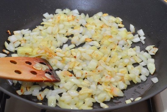 Курица с грибами и сыром: обжаренный лук