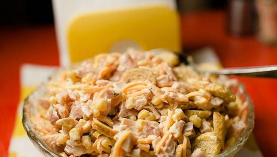 Салат с копченой курицей и корейской морковью, и сухариками