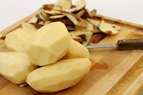 промываем и очищаем клубни картофеля