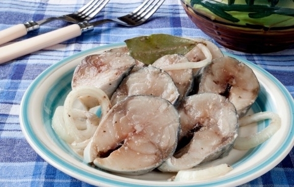 Маринованная скумбрия: рецепт с чесноком