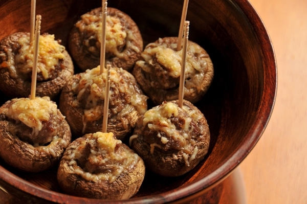 Запеченные фаршированные шампиньоны с курицей