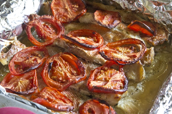 Морской окунь, запеченный в фольге