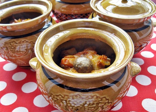 Мясо с рисом в горшочке