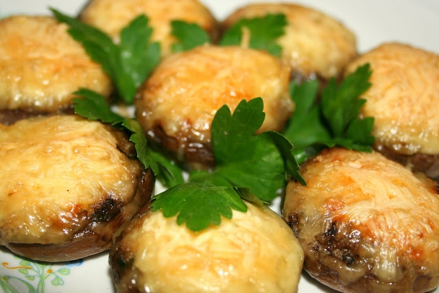 Запеченные шампиньоны с сыром и сметаной