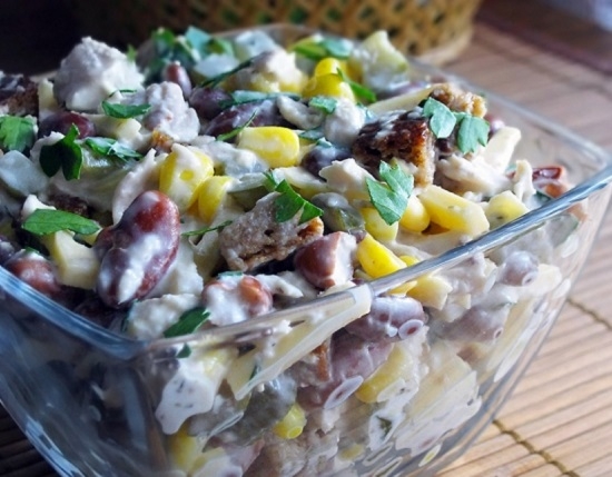 Салат с белой консервированной фасолью и сухариками