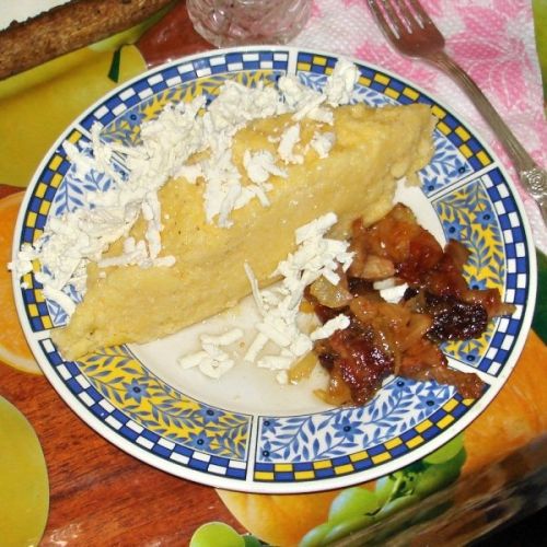 Мамалыга с брынзой и шкварками