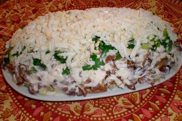 Салат из кальмаров с грибами