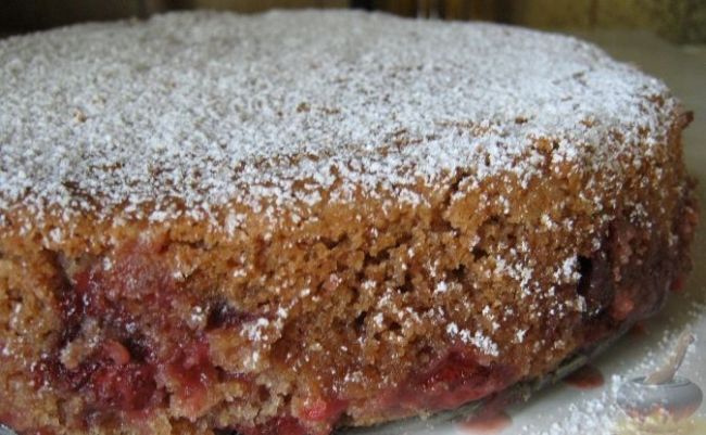 Клубничный пирог с черникой