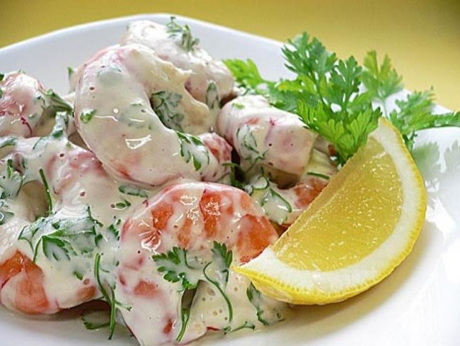 Салат с креветками и ананасами
