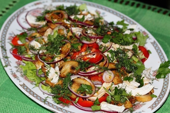 салат с куриной грудкой и шампиньонами