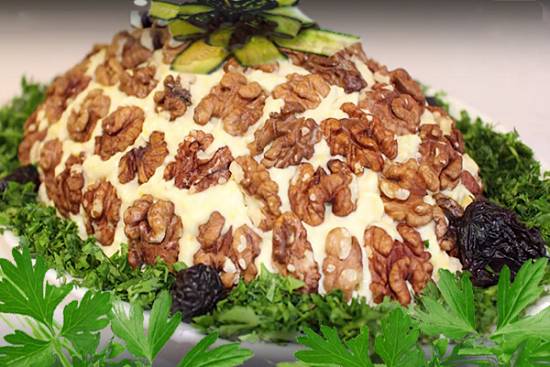 Салат «черепаха» с курицей и яблоком